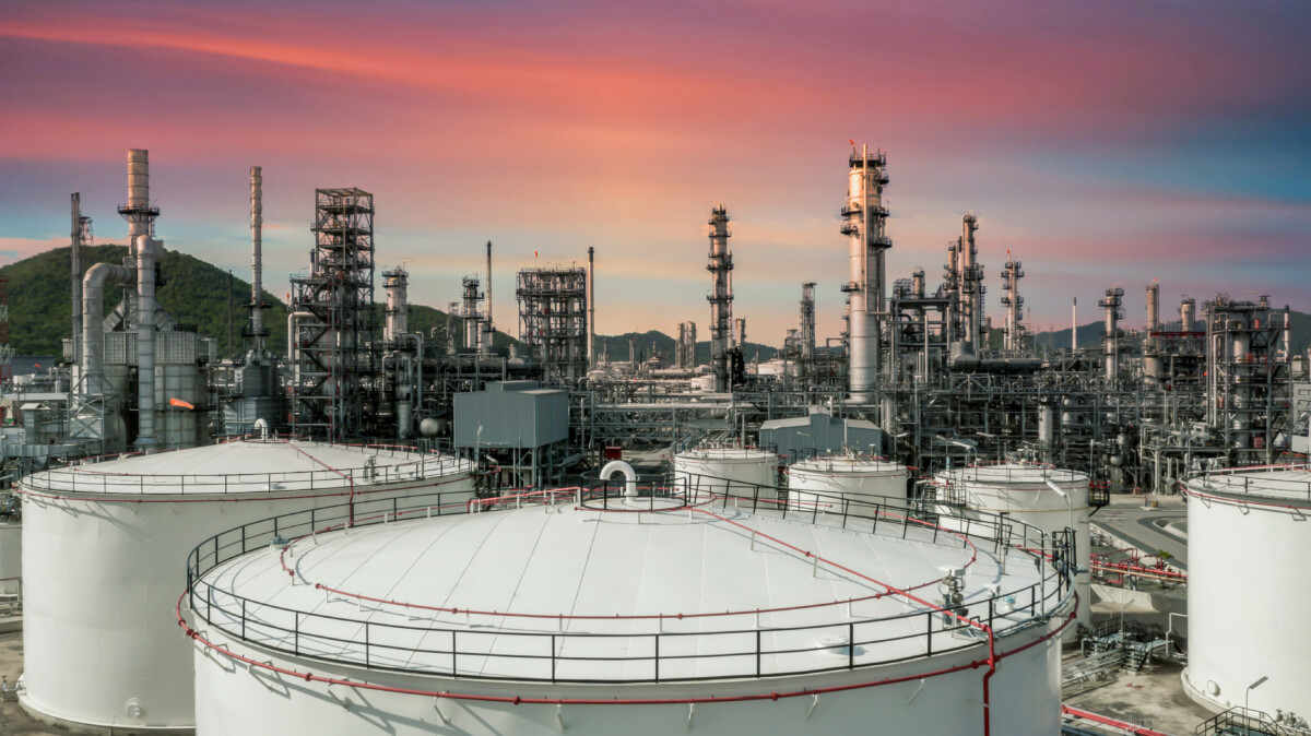 Oil refinery plant solvent recovery
